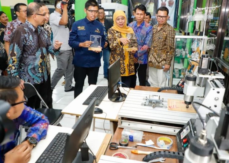 Gubernur Jawa Timur Khofifah Indar Parawansa dalam acara Jatim Cerdas di SMKN 1 Pungging, Kabupaten Mojokerto.