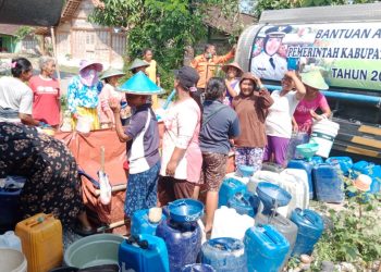 BPBD Bojonegoro melakukan droping air bersih kepada warga di Kecamatan Tambakrejo.