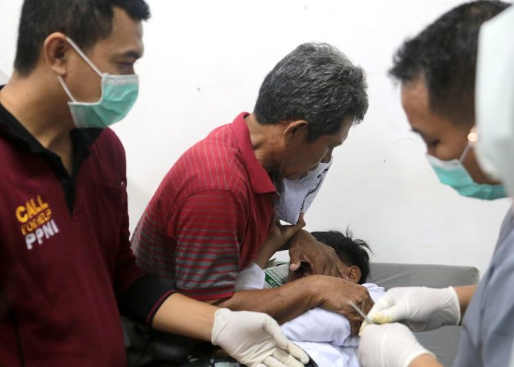 Salah satu anak dalam khitan massal di Fakultas Teknik Lingkungan Institut Teknologi Sepuluh Nopember.