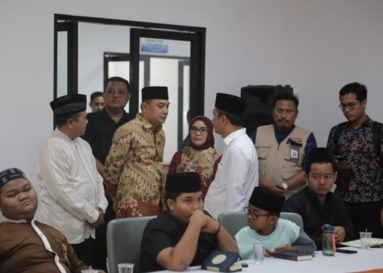 Wali Kota Eri Cahyadi saat meninjau kesiapan kafilah Musabaqah Tilawatil Quran (MTQ) ke-XXX tingkat Jawa Timur di Graha RA Kartini, Gedung Balai Besar Penjaminan Mutu Pendidikan, Jalan Ketintang, Surabaya.