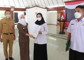 Foto ilustrasi, Bupati Bojonegoro Anna Mu'awanah saat menyerahkan SK tenaga pendidik Pegawai Pemerintah dengan Perjanjian Kerja (PPPK).