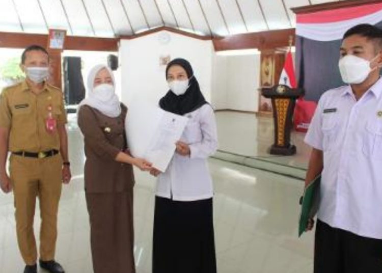 Foto ilustrasi, Bupati Bojonegoro Anna Mu'awanah saat menyerahkan SK tenaga pendidik Pegawai Pemerintah dengan Perjanjian Kerja (PPPK).
