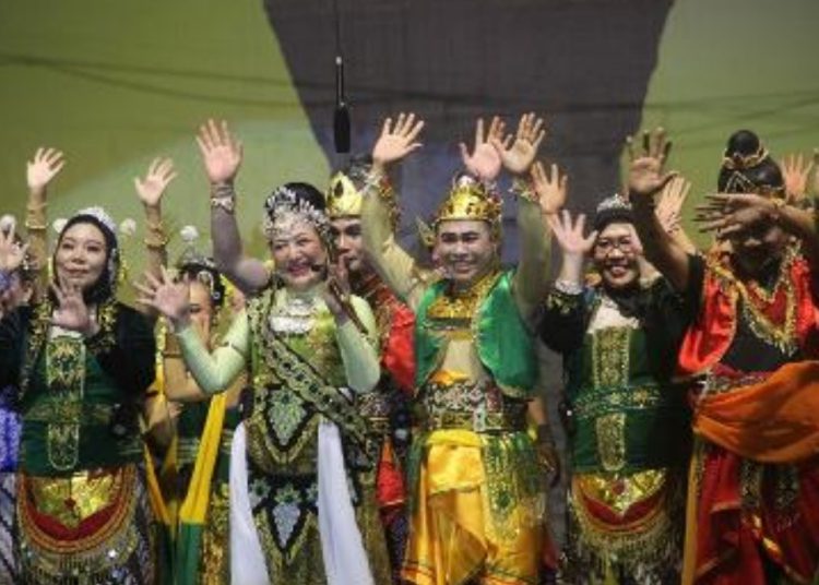Para pemain Ketoprak Plesiran dengan lakon Gentari Jagad  menghibur masyarakat di lapangan Desa Jono, Kecamatan Temayang, Kabupaten Bojonegoro.