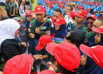 Gubernur Jatim Khofifah Indar Parawansa bersama para pelajar usai pembukaan Cinta Sekolah 2023 Cita Garda Nawasena yang diikuti oleh 978 siswa SMK PGRI 3 Malang di Lapangan Arhanud, Kota Batu.