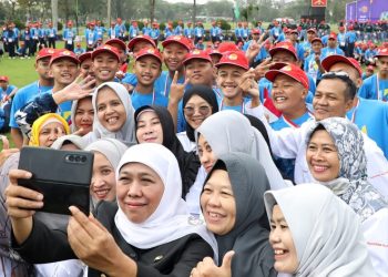 Gubernur Jawa Timur Khofifah Indar Parawansa di sela upacara pembukaan Kegiatan Cinta Sekolah (KCS) 2023 Cita Garda Nawasena di Lapangan Arhanud, Kota Batu.