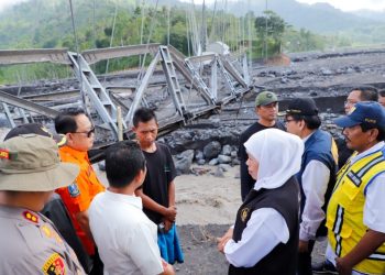 Gubernur Jawa Timur Khofifah Indar Parawansa meninjau jembatan putus akibat banjir lahar dingin yang terjadi di Kabupaten Lumajang.
