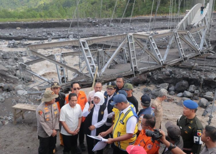 Gubernur Jawa Timur Khofifah Indar Parawansa meninjau jembatan putus akibat banjir lahar dingin yang terjadi di Kabupaten Lumajang.