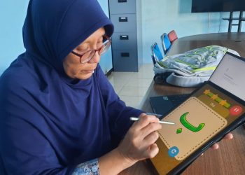 Dosen Teknik Informatika ITS Dr Eng Nanik Suciati menunjukkan pengembangan aplikasi Belajar huruf hijaiyah bersistem AI dengan gawai.