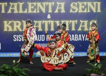 Penampilan salah satu kelompok siswa PAUD dalam pagelaran Talenta Seni dan Kreativitas Siswa PAUD”.