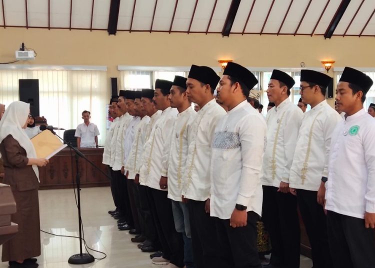 Bupati Bojonegoro Anna Mu'awanah saat melantik pengurus Forum Komunikasi Pengurus Takmir Masjid Bojonegoro (FKPTMB) periode 2023-2028.