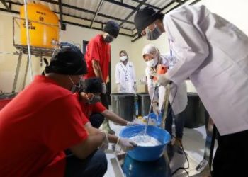 Proses pelatihan pembuatan produksi keperluan rumah tangga di rumah padat karya di Kecamatan Wonokromo.