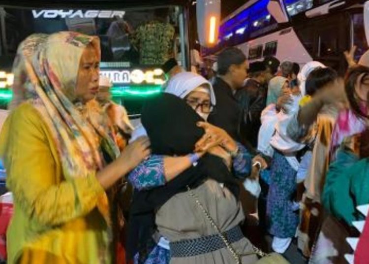 Suasana haru menyelimuti kedatangan para jemaah haji asal Bojonegoro saat tiba diPendopo Malowopati.
