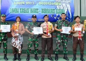 Penyerahan hadiah kepada pemenang Lomba Kreasi Baris Berbaris (LKBB) Saka Wira Kartika tahun 2023 di lapangan Kodim Bojonegoro.