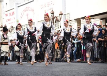 Foto dokumentasi salah satu penampilan peserta Surabaya Cross Culture International Folk Art Festival sebelum pandemi Covid-19.