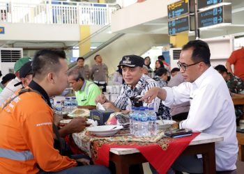 Wali Kota Surabaya Eri Cahyadi  bersama Menteri Perhubungan Budi Karya Budi Karya Sumadi di Terminal Purabaya Sidoarjo.