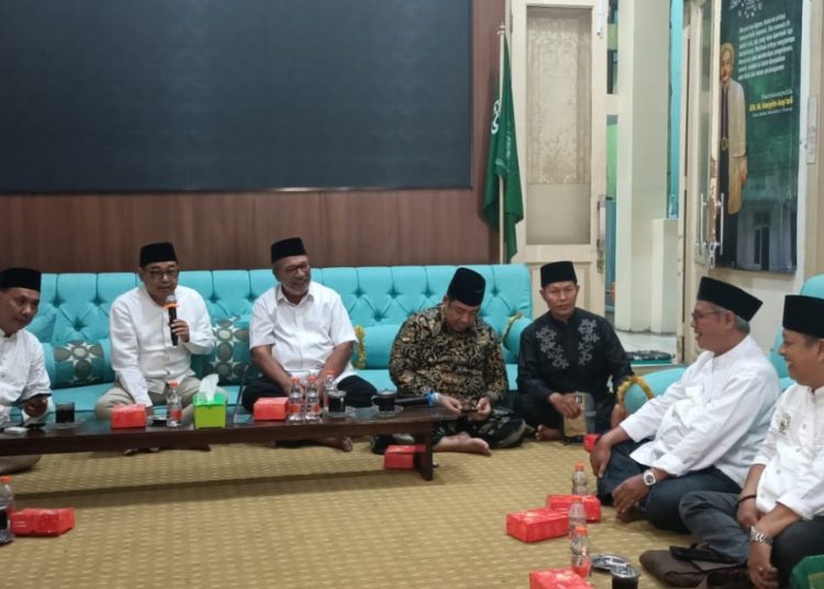 Jajaran pPengurus Daerah Dewan Masjid Indonesia Kota Surabaya saat silaturahmi dengan Pengurus Cabang Nahdlatul Ulama Surabaya di kantor PCNU Surabaya.