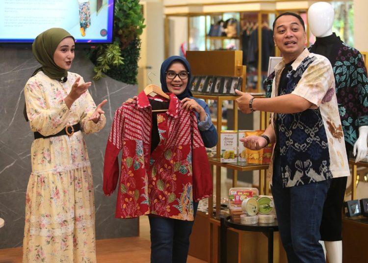 Ketua Dewan Kerajinan Nasional Indonesia (Dekranasda) Surabaya Rini Indriyani bersama Wali Kota Surabaya Eri Cahyadi di Surabaya Kriya Gallery.