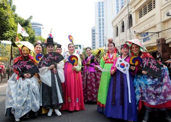 Penampilan salah satu peserta Surabaya Cross Culture.
