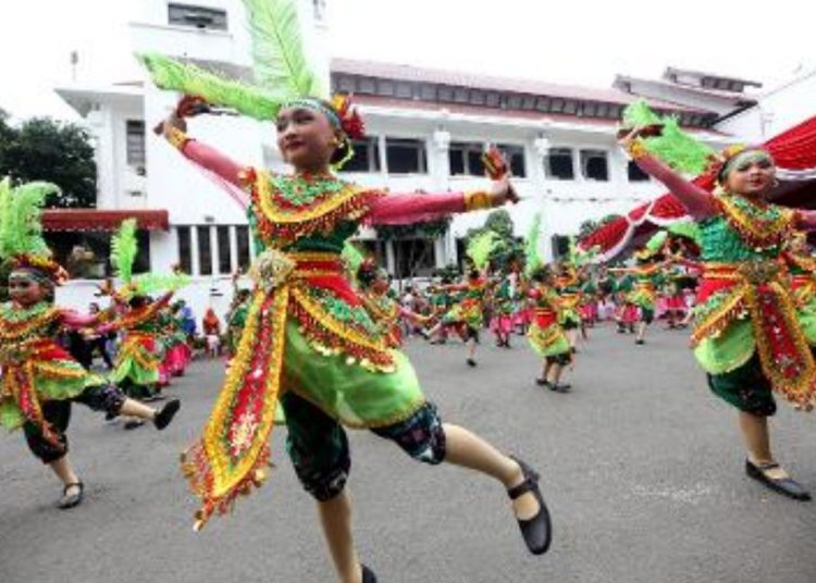 Gelaran Festival Remo Yosakoi di halaman Balai Budaya Kota Surabaya.