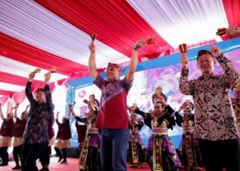 Wali Kota Surabaya Eri Cahyadi dan Wali Kota Kochi Seiya Okazaki ikut melakukan gerakan tari yosakoi.