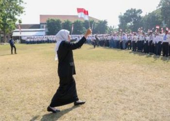 Gubernur Jatim Khofifah Indar Parawansa pada pmbukaan MPLS jenjang SMA/SMK/SLB serentak di SMKN 5 Surabaya.