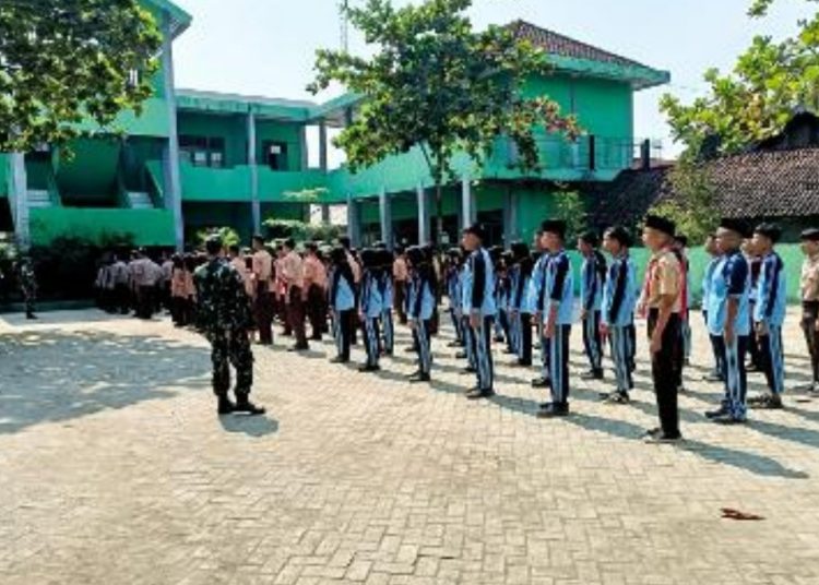 Para siswa-siswi SMK Diponegoro Desa Kuniran Kecamatan Purwosari, Bojonegoro mengikuti pemberian materi wawasan kebangsaan dan bela negara.
