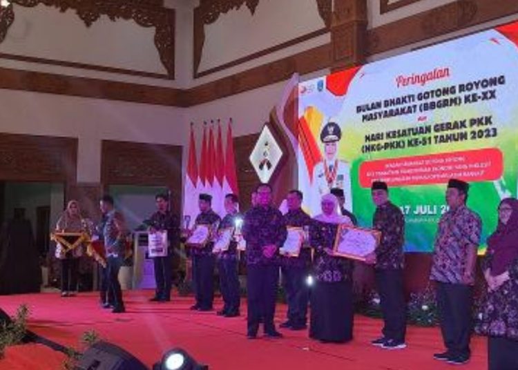Wali Kota Surabaya Eri Cahyadi menerima penghargaan dari Gubernur Jatim Khofifah Indar Parawansa atas raihan Kelurahan Gayungan sebagai kelurahan terbaik I dalam Puncak Peringatan Bulan Bakti Gotong Royong Masyarakat XX dan Hari Kesatuan Gerak PKK ke-51 tahun 2023 di Pendopo Ronggo Jumeno Caruban, Kabupaten Madiun.