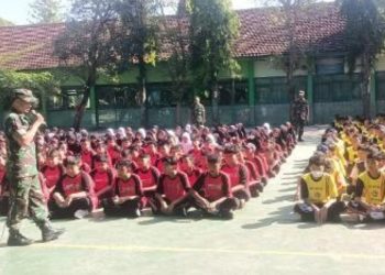 Pelatihan Peraturan Baris Berbaris (PBB) dasar dan materi Wawasan Kebangsaan (Wasbang) oleh personel Kodim Bojonegoro dalam kegiatan Masa Pengenalan Lingkungan Sekolah (MPLS) tahun ajaran 2023/2024.