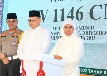 Gubernur Jatim Khofifah Indar Parawansa mengundi 15 tabungan umroh untuk wajib pajak kendaraan patuh.
