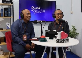 Kepala Dispendukcapil Kota Surabaya Agus Imam Sonhaji (kanan).