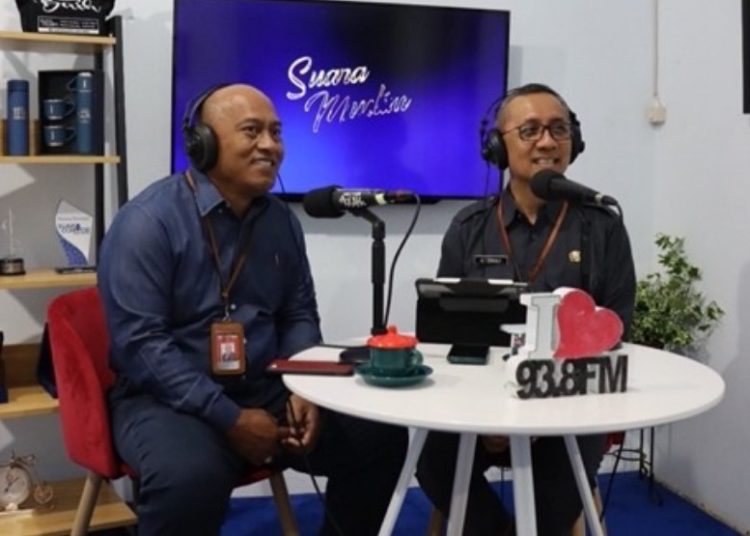 Kepala Dispendukcapil Kota Surabaya Agus Imam Sonhaji (kanan).