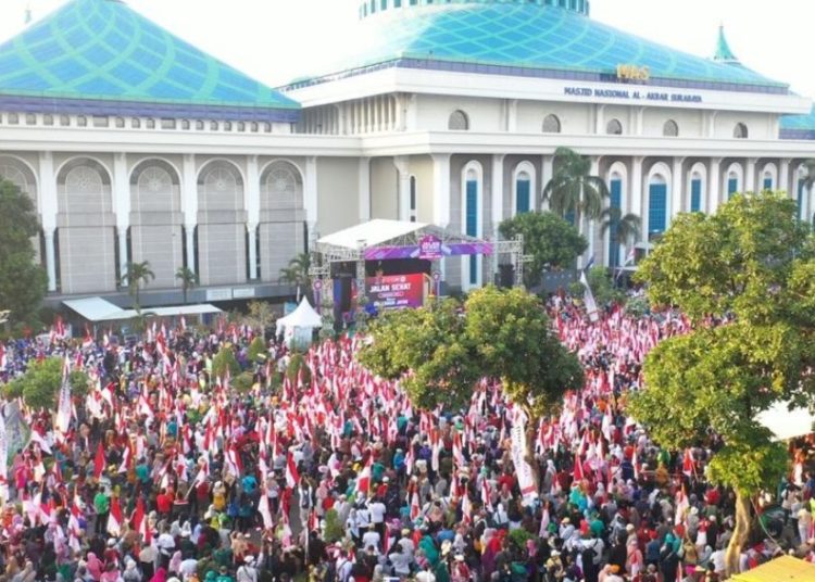 Ribuan masyarakat dari berbagai daerah dan komunitas antusias mengikuti kegiatan jalan sehat 1 Muharram 1445 H.
