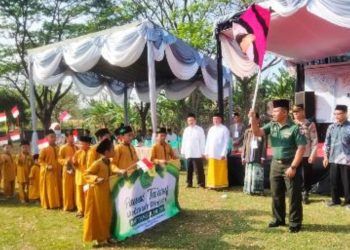 Bati Tuud Koramil 04/Sugihwaras Kodim 0813 Bojonegoro, Peltu Junaidi memberangkatkan  peserta Pawai Ta'aruf dari para santri Madrasah Diniyah (Madin) se-Kecamatan Sugihwaras.