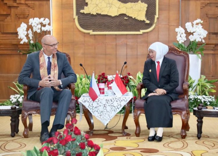 Gubernur Jawa Timur Khofifah Indar Parawansa bersama Duta Besar Republik Ceko untuk Indonesia, Jaroslav Doleček.