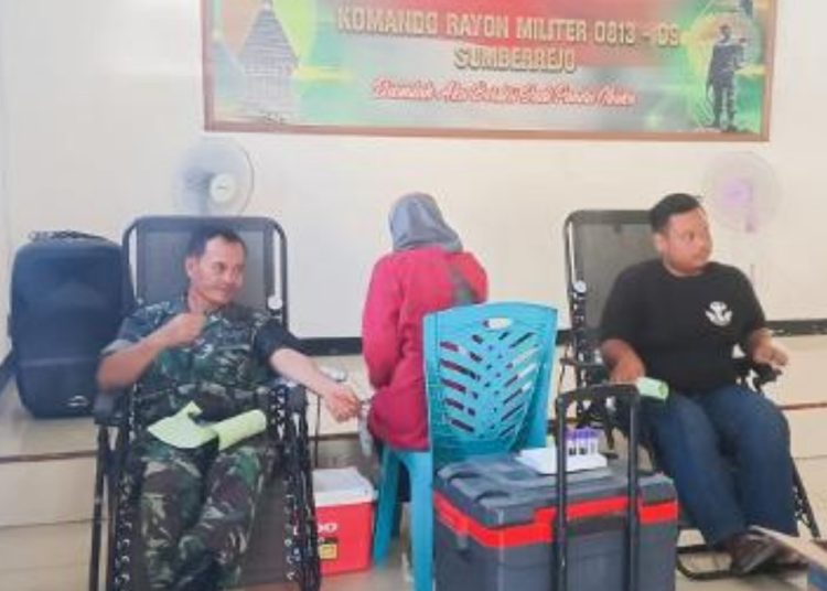 Kegiatan donor darah yang dilaksanakan di Koramil 0813-09/Sumberrejo.
