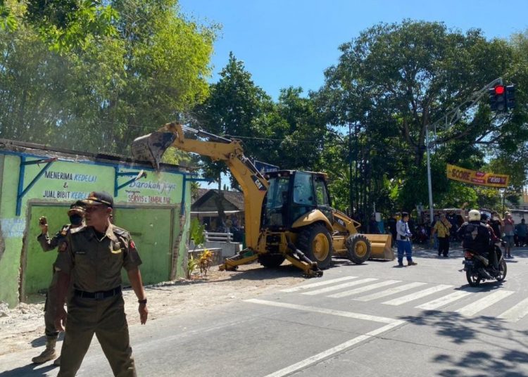 Penertiban bangunan di Desa Bangilan Kecamatan Kapas yang didirikan di atas saluran air.