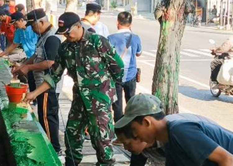 Kegiatan pembersihan sampah dan pengecatan pasar umum Desa Sumberrejo, Bojonegoro.
