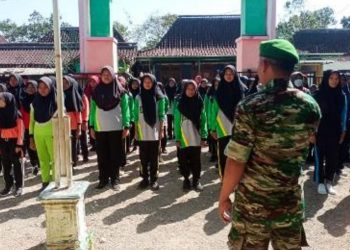 Pemberian materi dasar PBB oleh personel Koramil 0813-13/Purwosari dalam kegiatan Masa Ta'aruf Siswa Madrasah tahun ajaran 2023/2024.