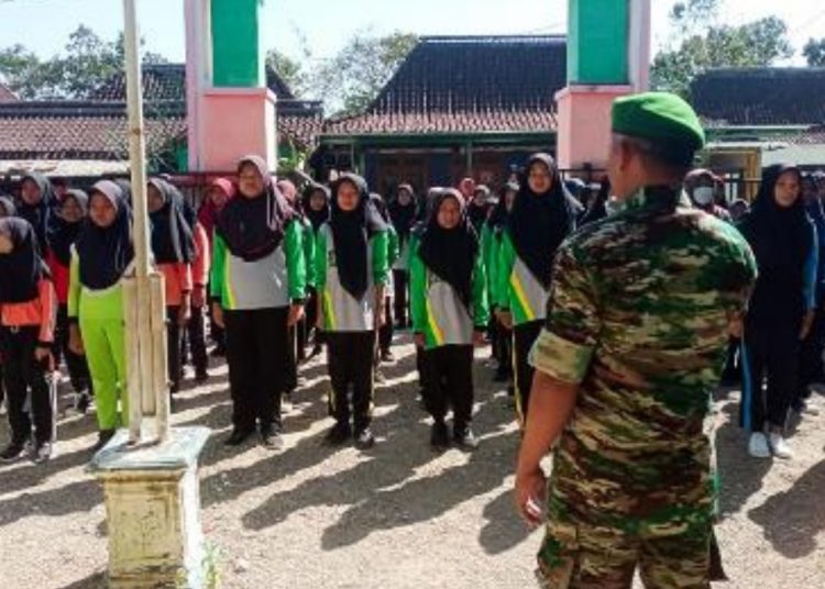 Pemberian materi dasar PBB oleh personel Koramil 0813-13/Purwosari dalam kegiatan Masa Ta'aruf Siswa Madrasah tahun ajaran 2023/2024.