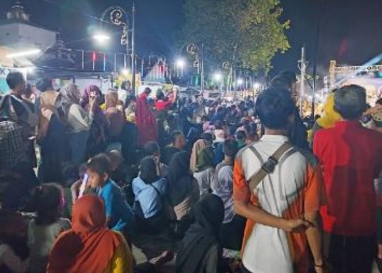 Warga memadati folklore performance kedua yang berlangsung di Bojonegoro Thamrin Park.