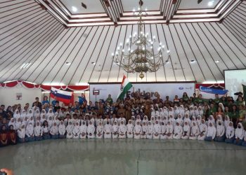 Foto bersama para peserta folklore workshop yang merupakan rangkaian dari Bojonegoro Thengul International Folklore Festival.