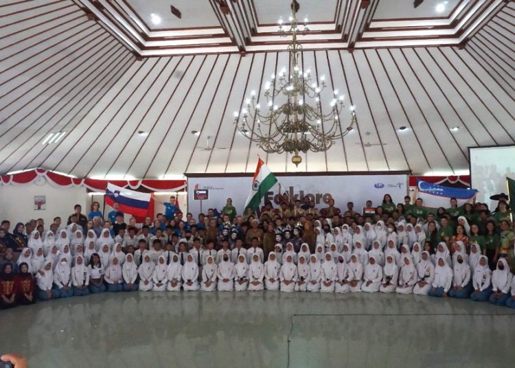 Foto bersama para peserta folklore workshop yang merupakan rangkaian dari Bojonegoro Thengul International Folklore Festival.