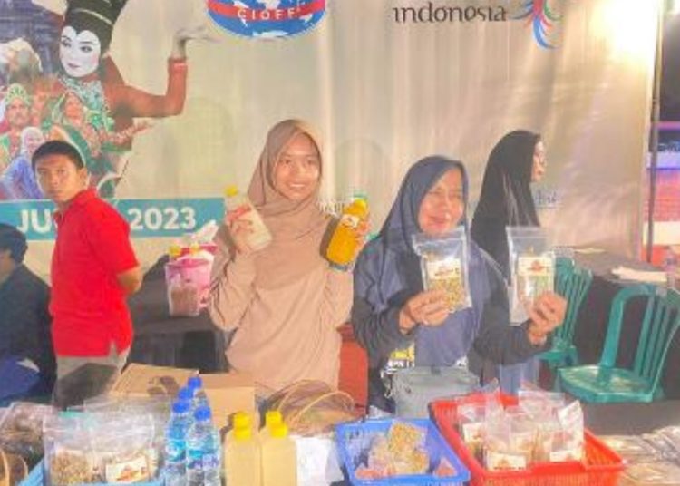 Para pelaku UKM dalam Bojonegoro Thengul International Folklore Festival di Galeri Bengawan Desa Padang, Kecamatan Trucuk, Kabupaten Bojonegoro.