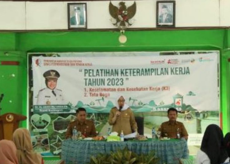 Bupati Bojonegoro Anna Mu'awanah saat memberikan sambutan pada pelatihan Keselamatan dan Kesehatan Kerja (K3) dan tata boga di Kecamatan Padangan.