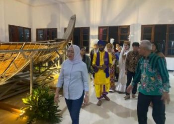 Bupati Bojonegoro Anna Mu'awanah mengenalkan destinasi perahu kayu jati kuno kepada delegasi 4 negara. 
saat Folklore Performance dalam acara Bojonegoro Thengul International Folklore Festival di Galeri Bengawan, Desa Padang, Kecamatan Trucuk.