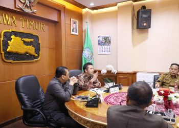 Wakil Gubernur Jawa Timur Emil Elestianto Dardak saat menerima Praktik Kerja Dalam Negeri (PKDN) peserta Dik Sespimti Polisi RI Dikreg ke-32 TA 2023 di gedung Negara Grahadi.
