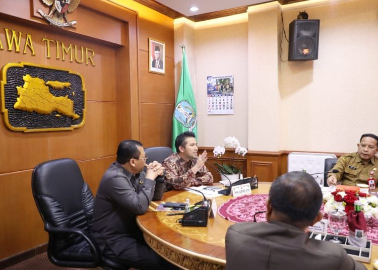 Wakil Gubernur Jawa Timur Emil Elestianto Dardak saat menerima Praktik Kerja Dalam Negeri (PKDN) peserta Dik Sespimti Polisi RI Dikreg ke-32 TA 2023 di gedung Negara Grahadi.