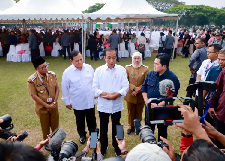 Presiden RI Joko Widodo memberikan keterangan kepada awak media massa di sela meninjau harga sembako di Pasar Bululawang, Kabupaten Malang.
