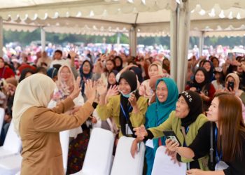 Gubernur Jawa Timur Khofifah Indar Parawansa menyapa warga di sela mendampingi  Presiden RI Joko Widodo meninjau harga sembako di Pasar Bululawang, Kabupaten Malang.