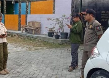 Tim dari Satuan Polisi Pamong Praja Pemkab Bojonegoro saat melakukan penertiban tempat karaoke di wilayah Kecamatan Sumberrejo.
